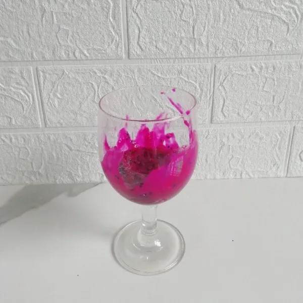 Lalu masukan kedalam gelas, hiasi juga pinggiran dalam gelas dengan buah naga.