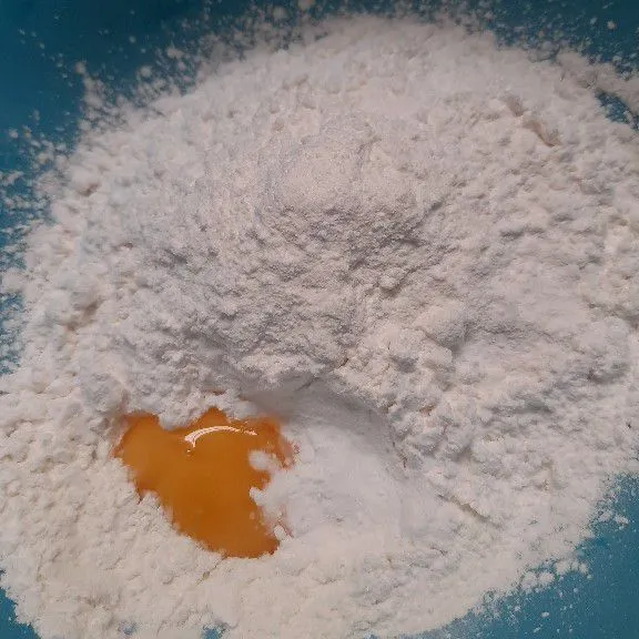 Campur tepung tapioka, gula pasir, dan tepung beras serta telur dan baking powder.