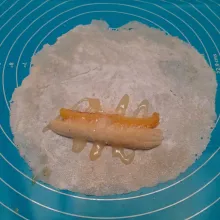 Ambil selembar kulit lumpia tata pisang, nagka, gula pasir dan kental manis.