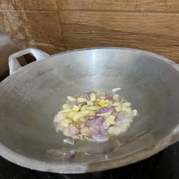 Tumis bawang merah dan bawang putih dengan minyak secukupnya.