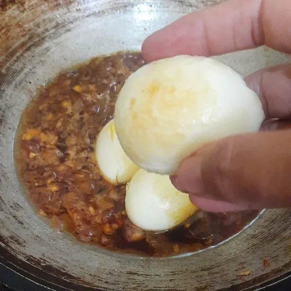 Masukkan telur goreng masak hingga bumbu meresap.