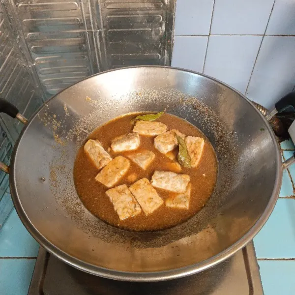 Masak hingga mendidih dan bumbu bumbu meresap. Koreksi rasanya.