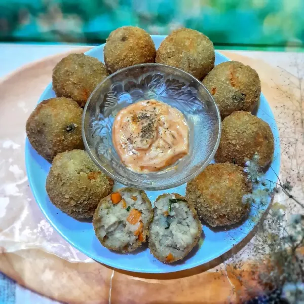 Sajikan bitterballen ayam hangat bersama saus mayonaise!