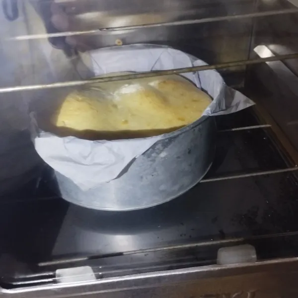 Masukkan ke dalam oven, yang sebelumnya sudah di panaskan dulu selama 15 menit. Panggang sampai matang dan kecoklatan dengan suhu 200⁰, atau di sesuaikan dengan oven masing masing. Angkat lalu dinginkan di suhu ruang. Lalu masukkan ke dalam kulkas selama kurang lebih 2 jam. Keluarkan lalu potong potong, dan sajikan.
