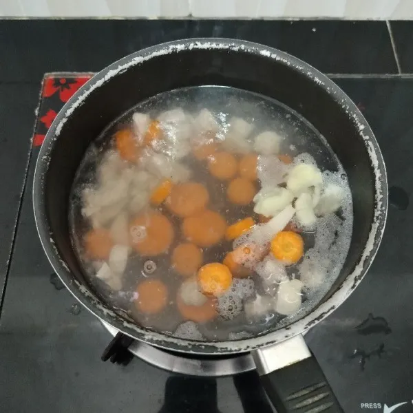 Kemudian masukkan wortel, masak hingga setengah layu.