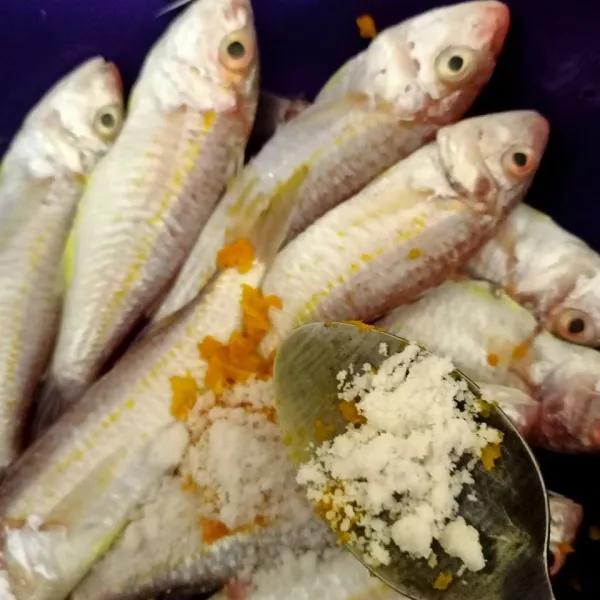 Tambahkan garam lalu aduk hingga merata .
