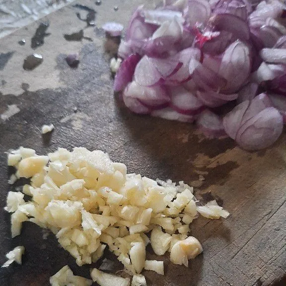 Cincang kasar bawang putih  iris tipis bawang merah lalu goreng bawang merah hingga kering.
