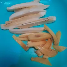 Potong memanjang nangka dan pisang.