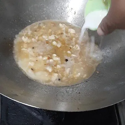 Masukkan larutan tapioka, aduk cepat lanjut masak hingga mendidih dan koreksi rasa.