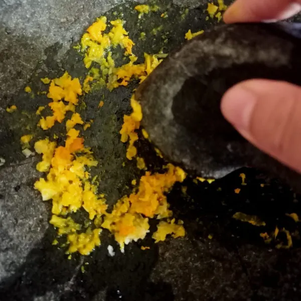 Ulek bumbu halus bawang putih dan kunyit.