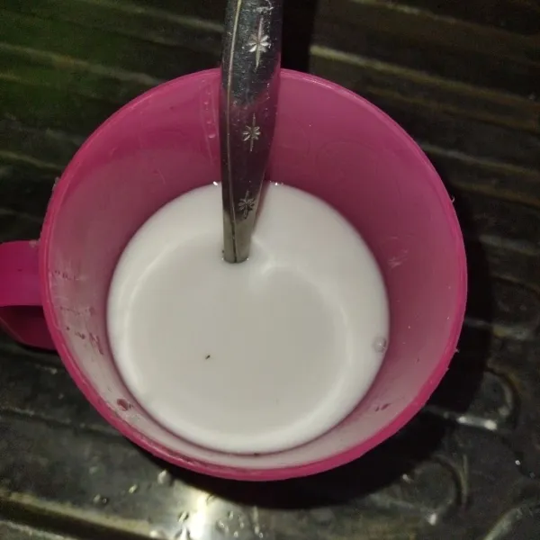 Larutkan tepung tapioka dengan 100 ml air aduk rata kemudian saring.