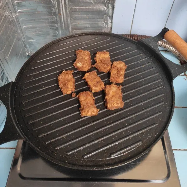 Panaskan pemanggang, panggang tempe hingga hitam kecoklatan. Angkat dan sajikan.