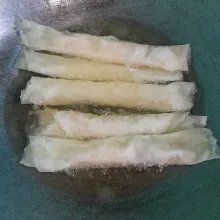 Goreng kulit lumpia sampai kuning keemasan.