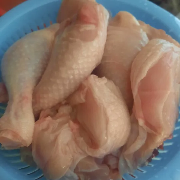 Cuci bersih ayam lalu siapkan bumbu yang mau di haluskan.