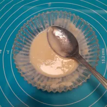 Larutkan tepung dengan air buat perekat kulit lumpia.
