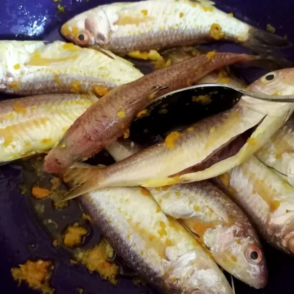 Marinasi selama 10 menit agar bumbu meresap.