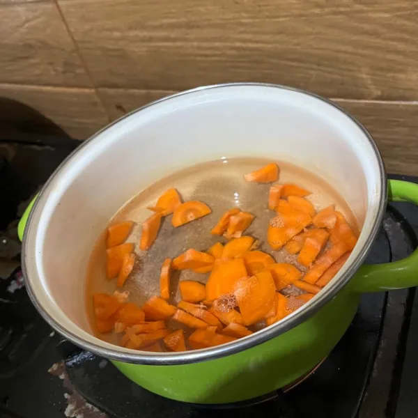 Di sisi lain, rebus wortel dengan air secukupnya agar tidak terlalu keras.