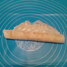Gulung kulit lumpia beri perakat di ujung kulit lumpia.