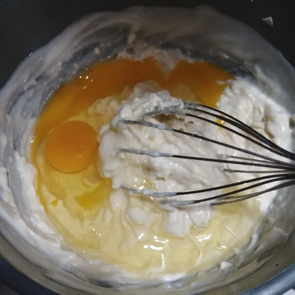 Tambahkan telur dan gula pasir aduk merata.