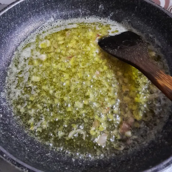 Lelehkan salted butter, margarin dengan api sedang. Tumis bawang merah hingga layu.