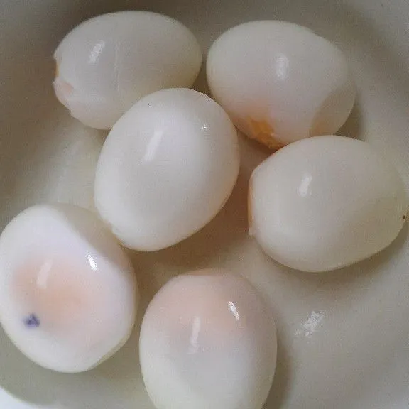 Rebus telur kupas cuci bersih lalu goreng sebentar  hingga berkulit, sisihkan dulu.