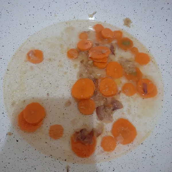 Masukkan wortel, tambahkan sedikit air. Masak wortel hingga setengah matang.