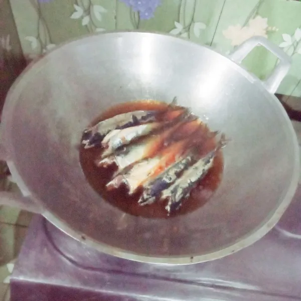 Panaskan minyak goreng ikan pindang hingga matang angkat tiriskan.