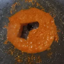 Masukkan daun salam tumis lagi hingga bumbu matang agar tidak langu.