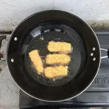 Goreng nugget hingga sisi pertama berubah kecokelatan, lalu balik ke sisi kedua sampai matang kecokelatan. Setelah matang, angkat dan tiriskan. Sajikan nugget dengan cocolan saus sambal.