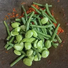 Masukkan kacang panjang dan petai.