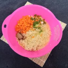 Siapkan wadah. Masukkan mie yang telah dipotong kecil-kecil, wortel, daun bawang, kaldu rasa sapi instan dan telur yang dikocok lepas, kemudian aduk hingga tercampur rata.
