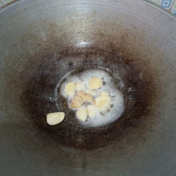 Tumis bawang putih dan jahe sampai harum.