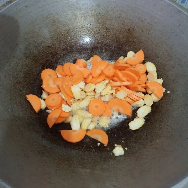 Masukkan wortel dan jagung putren, masak sampai agak kental.
