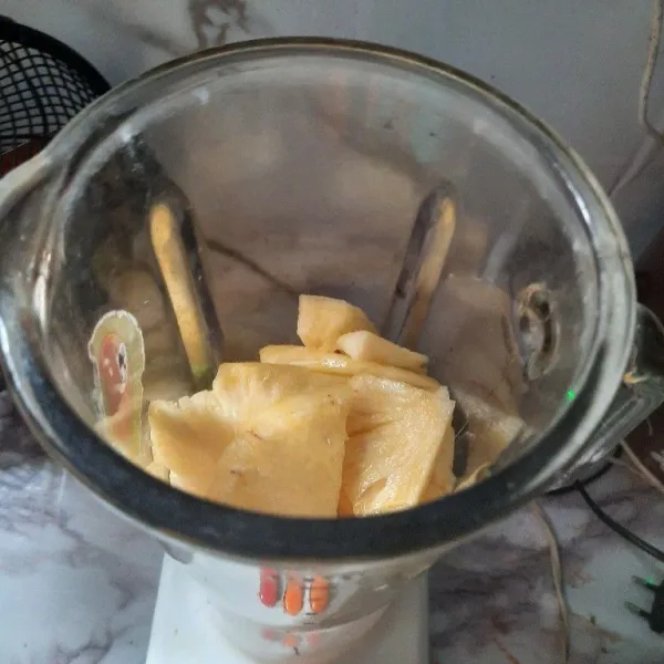 Masukan brokoli dan nanas kedalam blender.