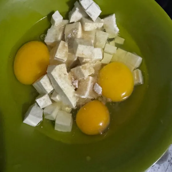 Pecahkan 3 telur dan beri kaldu jumur, bawang putih bubuk aduk merata.