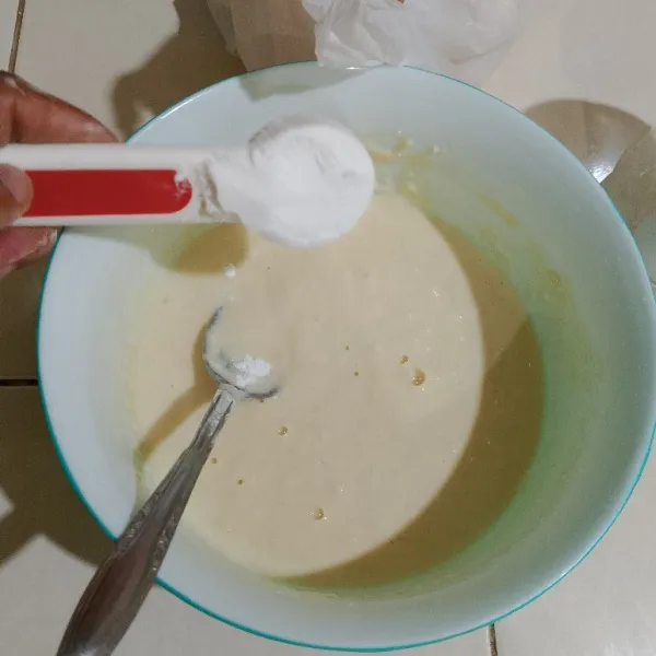 Campur tepung terigu, maizena, vanili dan garam aduk tuang air aduk hingga tercampur.