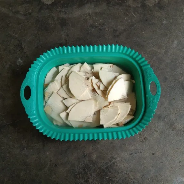 Rendam sukun dengan air dan bubuk bawang putih selama 3-4 menit.