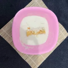 Siapkan adonan tepung, lalu balurkan nugget ke dalam adonan tepung hingga tercampur merata.