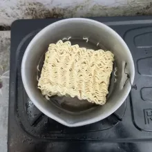 Rebus mie instan sampai matang, lalu angkat dan tiriskan. Potong mie menjadi kecil-kecil.