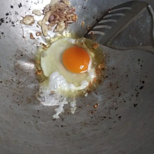 Panaskan minyak, goreng bawang putih dan bawang merah, sisihkan. Masukkan telur bebek, orak-arik.