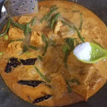 Tambahkan garam, gula dan kaldu bubuk, aduk rata.