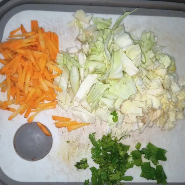 Potong kubis, wortel, daun bawang dan seledri.