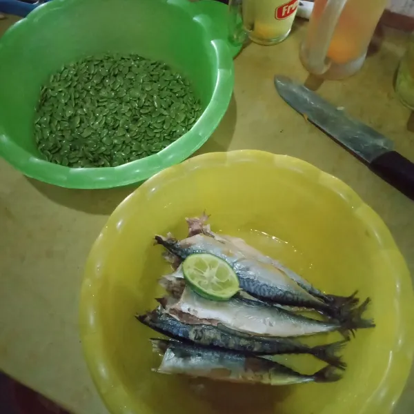Siapkan bahan, kemudian cuci bersih ikan pindang buang kepala dan kotoran nya beri perasan air jeruk nipis dan sisihkan.
