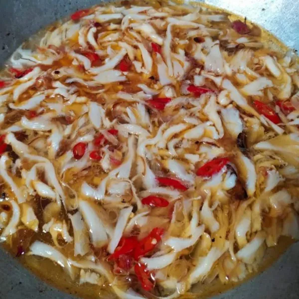 Masukkan jamur tiram masak hingga matang .