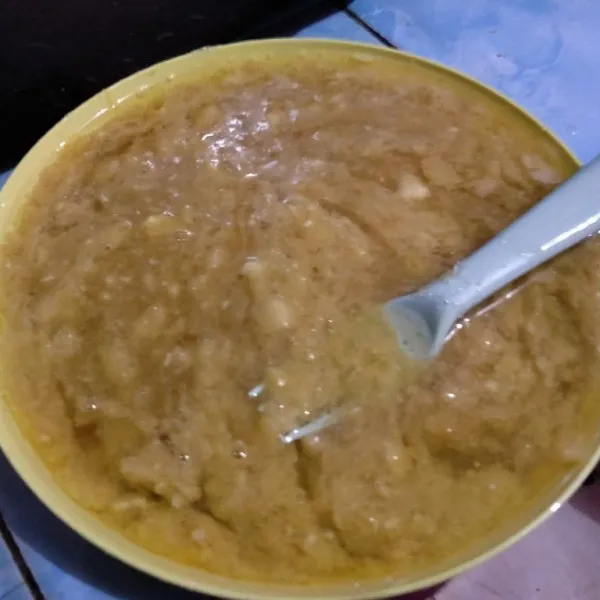 Lumatkan pisang, campur dengan gula pasir, telur, minyak, margarin cair, vanili.