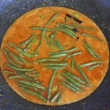 Tuang santan, biarkan  sampai mendidih .