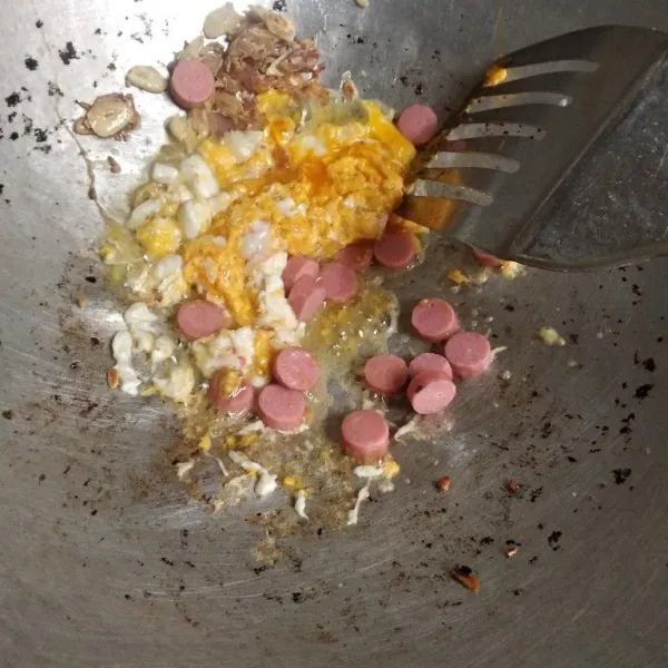 Masukkan sosis, masak sebentar. Sambil dicampur dengan telur.