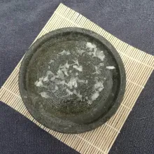 Haluskan bawang putih menggunakan cobek.
