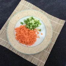 Potong dadu wortel dan iris daun bawang.