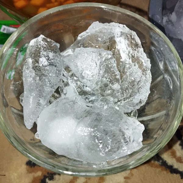 Dalam wadah, masukkan es batu secukupnya.